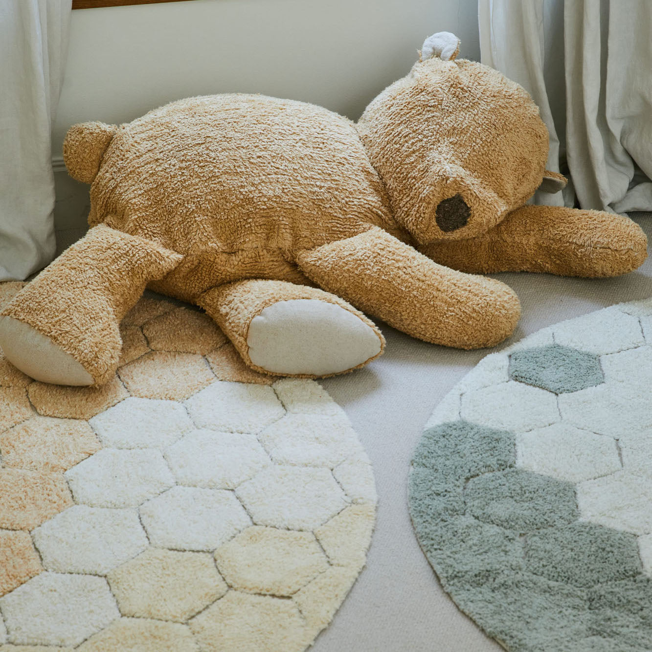 Golden Honeycomb Washable Round Rug